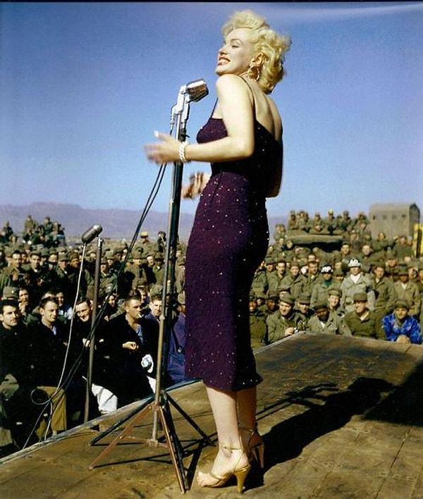 17. Marilyn Monroe Kore'deki askerleri moral amaçlı ziyaret ediyor, 1954