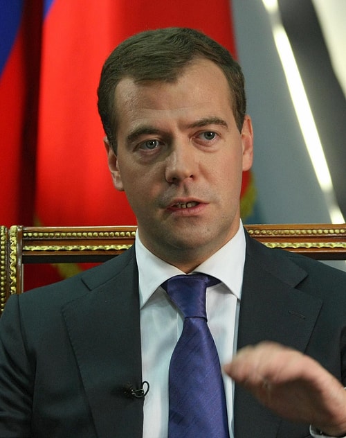 2008-2012 arası Rusya devlet başkanı, 2012'den beri Rusya başbakanı Dmitry Medvedev 21 yaşındayken