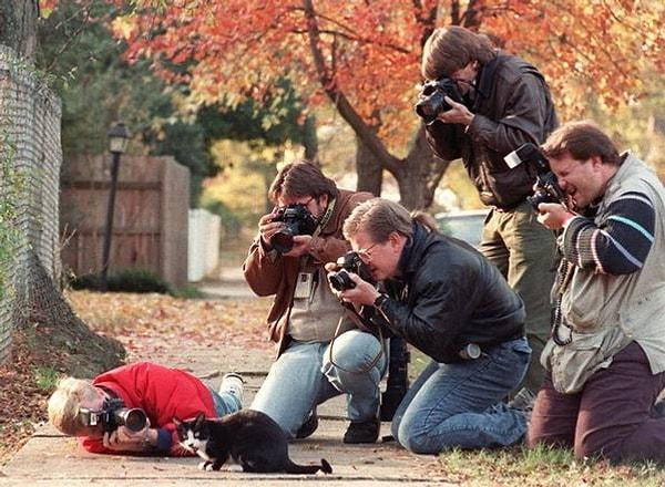 22. Paparazziler her niyeyse Bill Clinton'ın kedisinin peşindeyken.