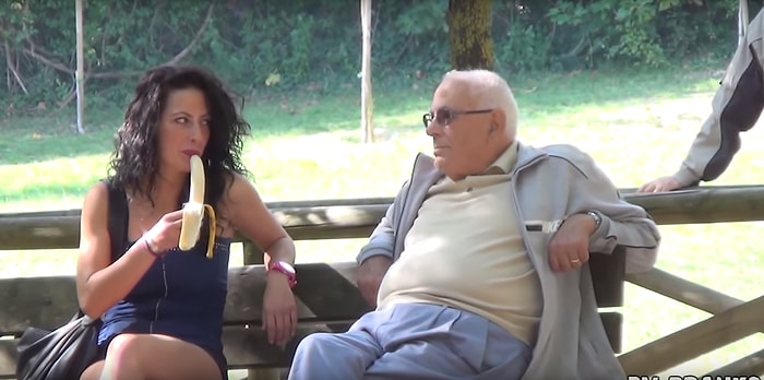 Muz Yerken Göz Teması Kurma Şakası