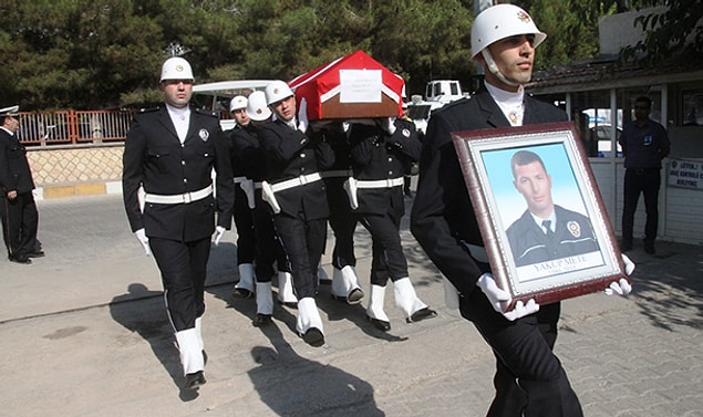 Kürtçe ağıtlarla köyüne uğurlandı