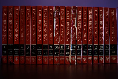 Ve işte o meşhur, Temel Britannica'lar, Meydan Larousse'lar...