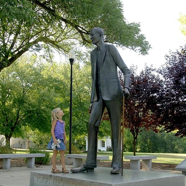 Robert Wadlow'un gerçek boyutuna uygun bronz heykeli, onu onurlandıracak şekilde hala memleketi Alton'da yükseliyor.