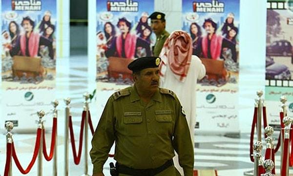 18. 30 yıldır yasak olan sinema Riyad'a geldi ancak erkeklerin ve 10 yaş altındaki kız çocuklarının izleyebildiği filmi kadınların görmesine izin verilmedi.