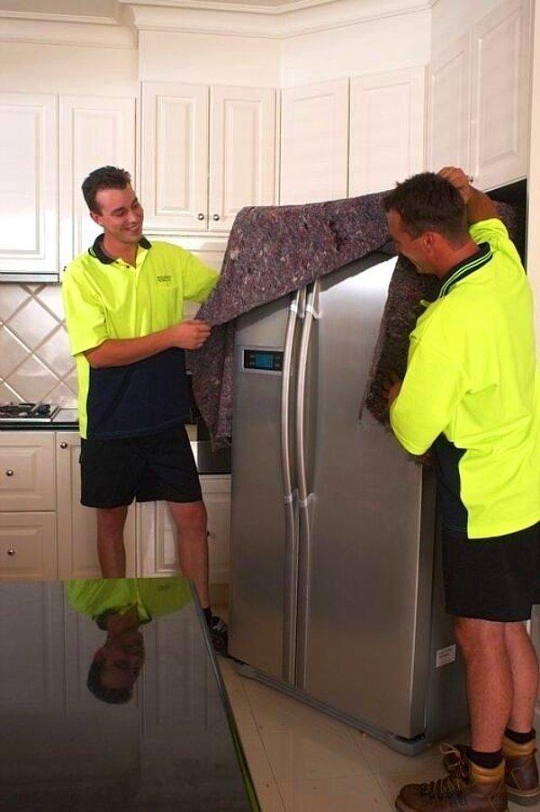 7. Buzdolabının içindekiler bittiyse fişten çekebiliriz.