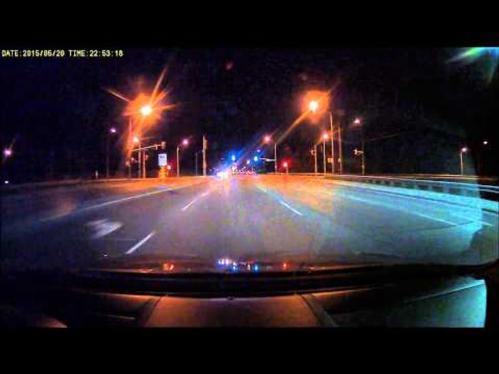 Yoldan Geçenleri Gece Kulübü Havası ile Uğurlayan Sokak Lambaları