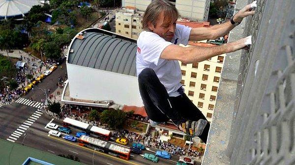 1. Alain Robert Fransız Spiderman olarak biliniyor. Dünyanın en uzun binalarına hiçbir güvenlik ekipmanı olmadan tırmanıyor. Tüm kullandığı ise biraz tebeşir ve tırmanma ayakkabısı.