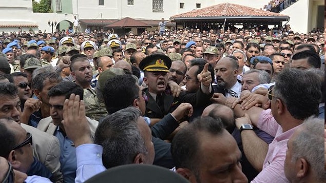 2. Şehit Yüzbaşı Alkan'ın Cenazesindeki Protestolarda Erdoğan'a Hakaretten 2 Kişi Tutuklandı