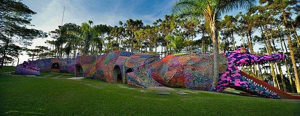 8. 2012'de  Polanya doğumlu Brooklynli sanatçı Olek tarafından dantel gibi örülerek yapılan bu timsahtan oyun parkı Brezilya'nın Sao Paulo kentinde bulunuyor.