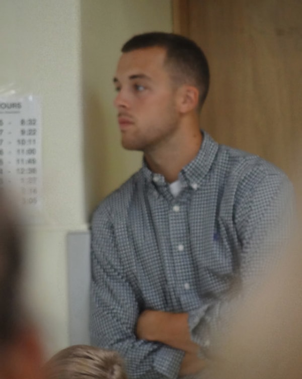 1. ''Дима, пересядь на переднюю парту, достань ручку и тетрадь!"