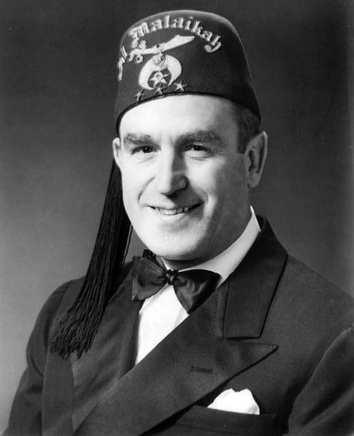 İslami mimari örneklerine göre inşa edilen Shriners mabedleri sadece politikaya değil, elit sosyal hayata da damga vurur.