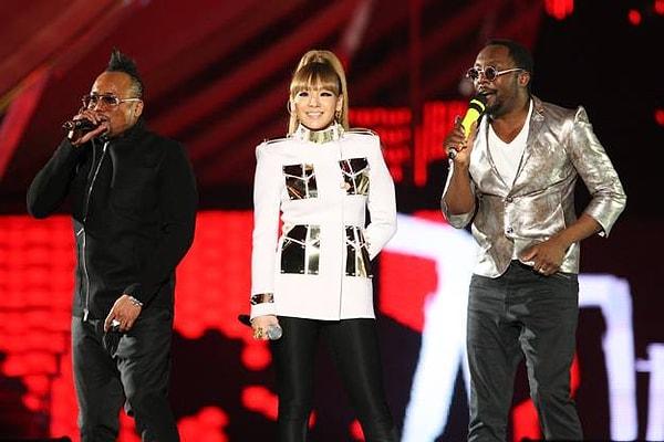 2011 Yılında Kore'de düzenlenen ödül töreninde Black Eyed Peas ile sahne aldı.