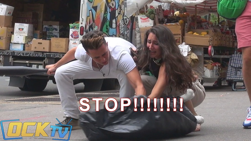 Kafasına Poşet Geçirilmiş Bir Köpeği Döven Birisini Görseniz Tepkiniz Ne Olurdu?