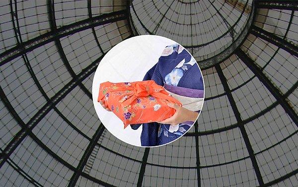 Furoshiki, eşya taşımacılığında kullanılan geleneksel Japon 'kumaş sarma' işi ve ilk kez Tokyo'da hamama giderken giysi taşımak için kullanılmış.