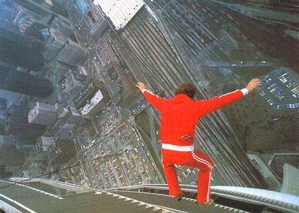 11. ''Million Dolar Mystery'' filminde çekilirken bir motor kazasında ölen dublör Robinson, en çok serbest düşüş gösterileriyle tanınıyor. Robinson, yaklaşık 67 metrelik bir yükseklikten herhangi bir ip veya halat olmadan atlamıştı. Bu atlayış, bugüne kadar bir film için yapılan en uzun atlayış olarak rekor kırdı.