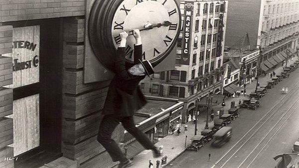 20. Harold Lloyd, sessiz sinema dönemindeki en ünlü aktörlerden biri. Filmlerinden birinde, bir saat kulesinde asılı kalmasıyla biliniyor.