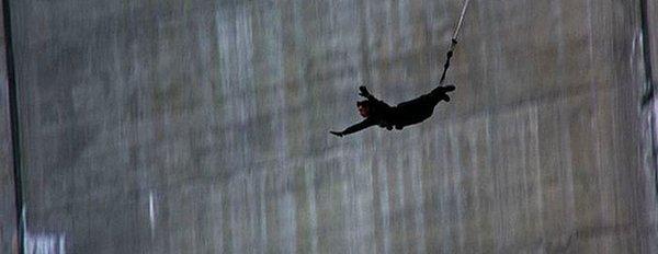 28. James Bond filmi Altın Göz'de, tarihteki en yüksek bungee jumpingi yapan Wayne Michaels, bir rekora imza attı.