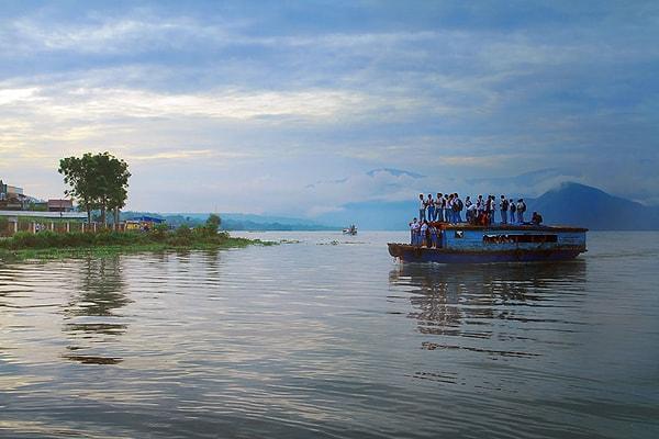 12. Ahşap bir tekneyle yolculuk eden öğrenciler. Pangururan, Endonezya.