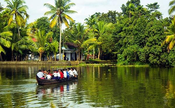 14. Tahta kayıkta yolculuk eden onlarca öğrenci... Kerala, Hindistan.