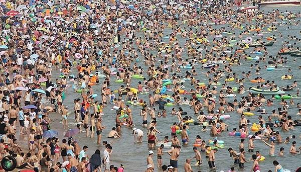 1. Yaz tatillerinde görülen korkunç kalabalık yoktur, metrekareye 1 milyon insan düşmez.