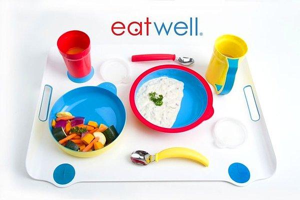 'Eatwell', özellikle yemek yeme güçlüğü çekenler için hazırlanmış bir sofra seti. ''Onun yemek yemesini kolaylaştırmaya çalışırken bu fikir aklıma geldi. Çünkü yemek yemek, günlük hayatımızın önemli bir parçası.'' diyor Yao.