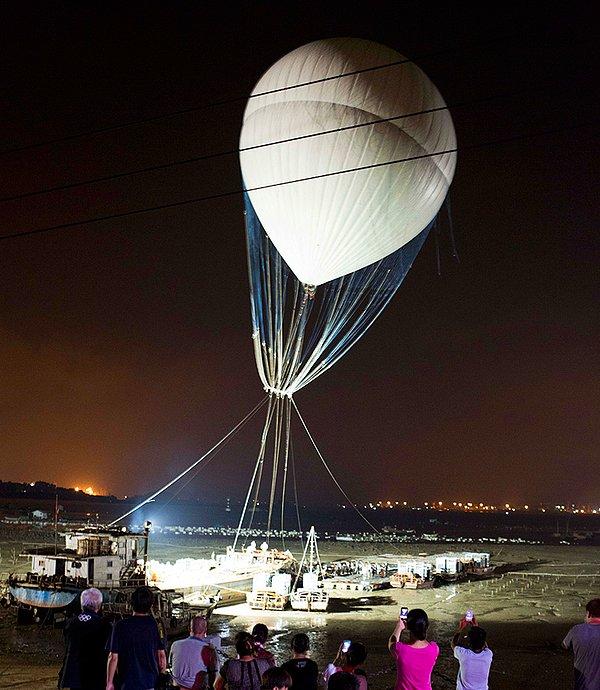 Balonun 5 tonluk bir çekme gücü vardı ve merdiveni yavaş yavaş gökyüzüne çıkardı.