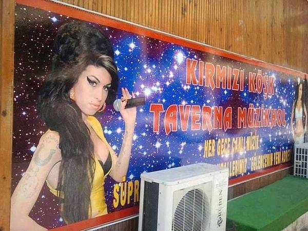 3. Amy Winehouse aslında ölmemiş, Kırmızı Köşk'te gözlerden uzak sahne almaya devam ediyor.