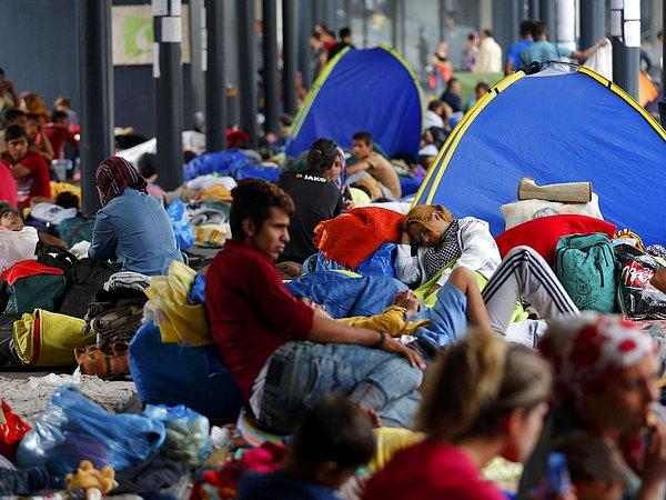 18. Budapeşte tren istasyonunda hayatta kalma savaşı veren göçmenler