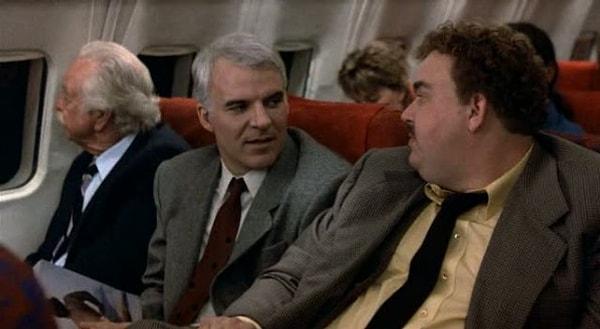 Bonus: Orta koltukta oturan yolcu ezeli düşmanınız değil; insan. Kolçaklardan en az birini hatta ikisini birden hak ediyor olabilir.