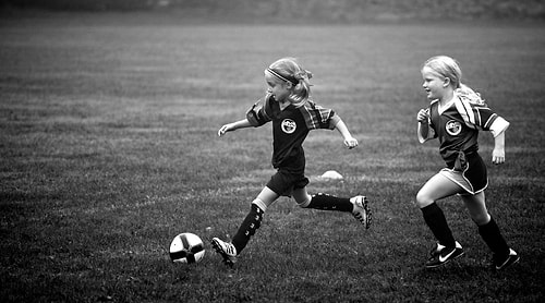 Yaşıtları Barbie bebeklerle evcilik oynarken, onlar sokakta erkeklerle futbol oynamayı tercih etmiştir.