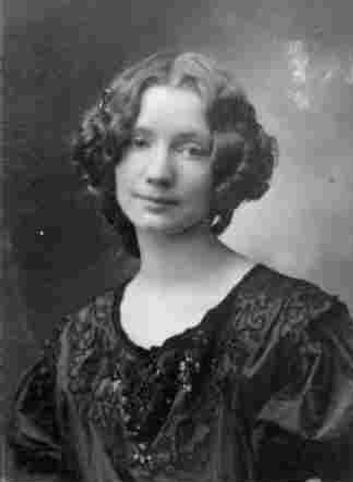 1882 yılında doğan Einar Mogens Wegener, Kopenhag Sanat Okulu’na giderken eşi Gerda Gottlieb ile tanışır.