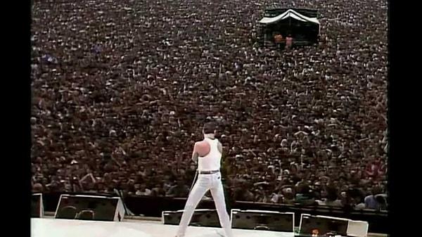 13. Mercury'nin en meşhur performanlarından bir tanesi, 1985 yılında Live Aid için çaldıkları konser. Yaklaşık 72,000 kişinin aynı anda alkış tutup şarkılara eşlik ettiği bu konser izlemeye değer.