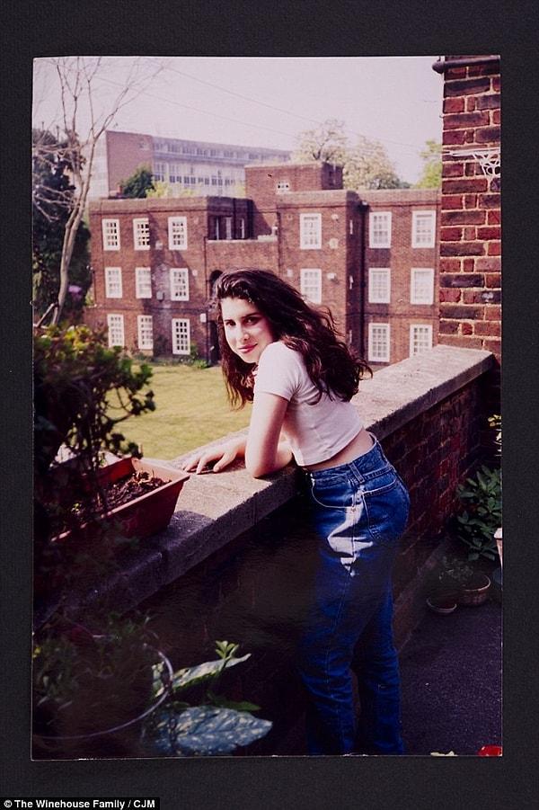 1. Genç Amy Winehouse, büyük annesinin balkonunda.