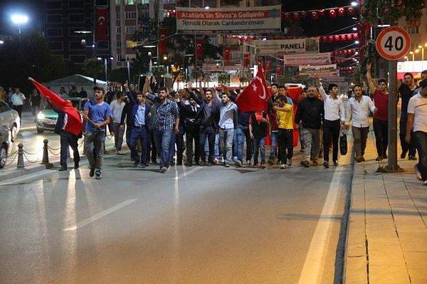 İzmir'in Ödemiş ilçesinde, CHP Ödemiş İlçe Başkanı Nazan Dönmez ve CHP Gençlik Kolları Başkanı Mehmet Dalar vatandaşlarla birlikte Atatürk anıtı önünde toplandı.