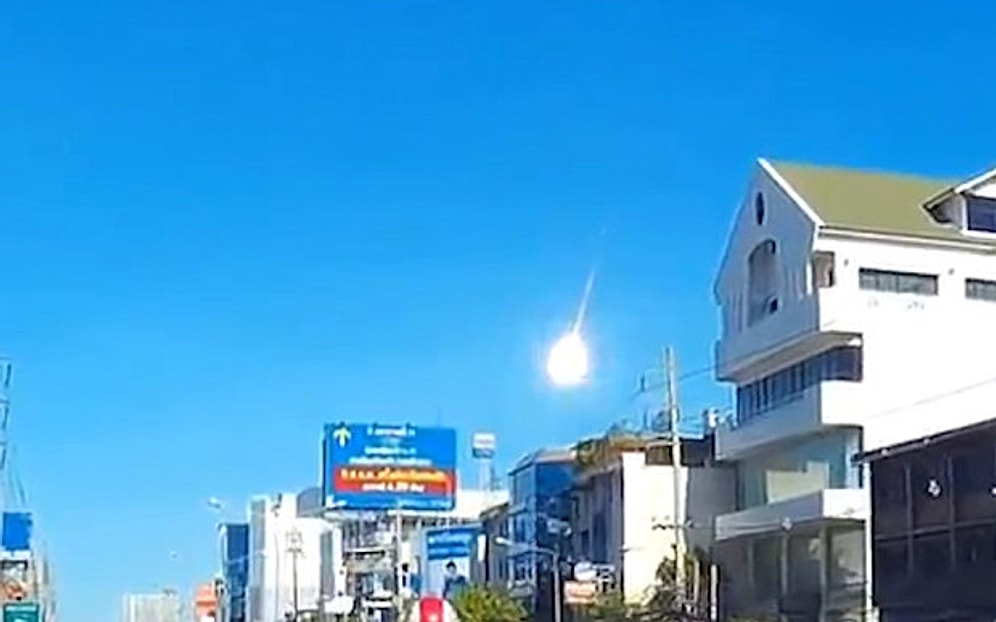 Bangkok'a Düşen Meteorun Amatör Kameralar Tarafından Kaydedildiği Anlar