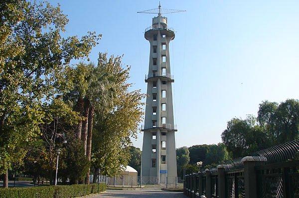 7. 1937 yılındaki fuarın bir başka özelliği ise, izleyen yıllarda Kültürpark'ın sembollerinden birine dönüşecek olan Paraşüt Kulesi'nin hizmete açılışıdır.