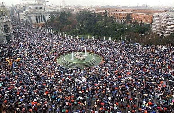 13 Mart günü İspanya'nın tüm kentlerinde terör kınandı, milyonlarca kişi yaşama hakkını, tıpkı 1981 yılındaki gibi, bir kez daha "sessiz yürüyüş"le savundu.