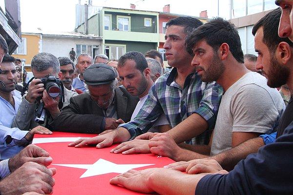 Astsubay Çavuş Mustafa Özdemir, on binlerce kişinin katılımıyla ve gözyaşları arasında Eskişehir'de son yolculuğuna uğurlandı.