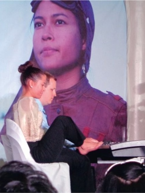 Bu dezavantaja rağmen hayallerinin peşinden giden Jessica Cox, siyah kuşaklı bir karateci ve katıldığı seminerlerde kendisi gibi dezavantajlara sahip insanların sözcülüğünü yaparak onların haklarını savunuyor.