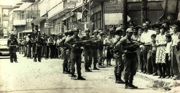 Gazete Manşetleriyle Öncesi ve Sonrası İle Adım Adım 12 Eylül Darbesi