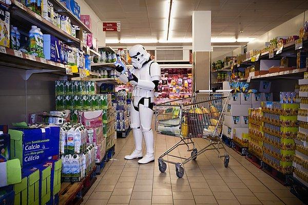 2. Daha sonra alışveriş. Bütçeyi sarsmamak için indirimde olan ürünlere yöneliyor Stormtrooper'ımız.