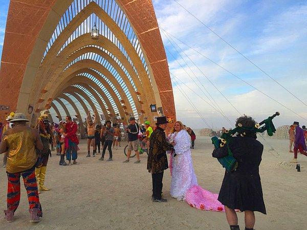 30. Burning Man'de evlenenlere rastlamak mümkün.