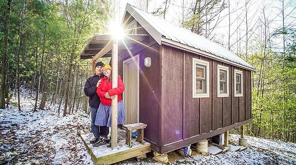 7. Laura & Matt çifti, 11 metrekarelik evlerini Kuzey Carolina'da bir dağın eteklerine inşa etmişler.