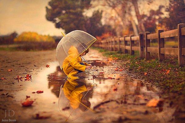 2. Yağmurda çocuk olmak, sonbaharın en güzel halini yaşamaktır zaten...