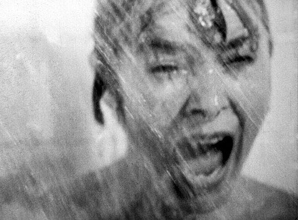 15. 1960 yapımı Sapık(Psycho) filminin o unutulmaz sahnesinde Janet Leigh'i görüyoruz.