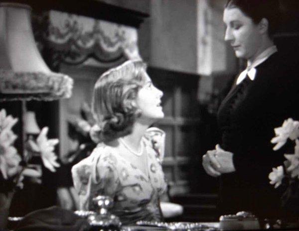 20. 1940'ta çekilen Rebecca filmindeki karede Joan Fontaine ve Judith Anderson bulunuyor.