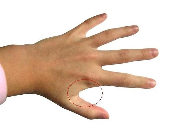 13. İki parmağın birleşme noktasına sertçe masaj