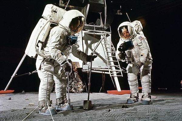 5. Neil Armstrong ve Buzz Aldrin tarafından giyilmiş olan uzay kıyafetleri aslında bir sütyen üreticisi olan Playtex firması tarafından yaratılmıştır.