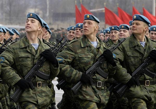 7. Rus askerleri resmen çorap giymeye 2007 yılında başlamıştır, onun öncesinde ayaklarını bez parçası ile sarıyorlardı.