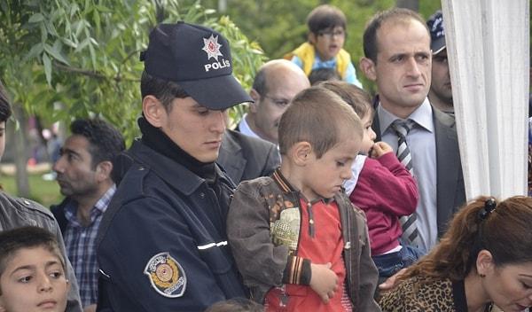 12. Batman'da 23 Nisan törenlerini arkalarda kaldığı için izleyemeyen 3 yaşındaki Suriyeli çocuğu farkedince kucağına alıp 2 saat boyunca töreni izlemesini sağlayan Türk polisi.